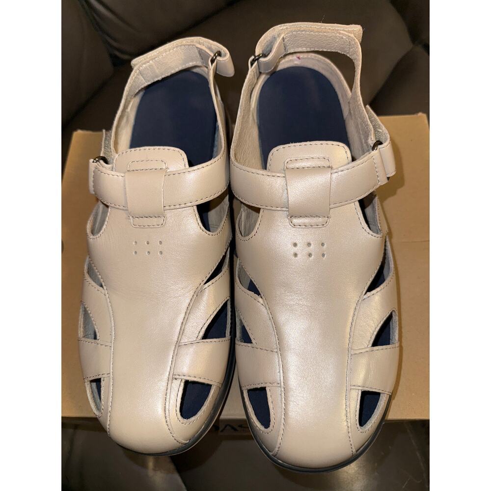 OASIS SHOES/SANDALS SIZE 9 IN CREAM